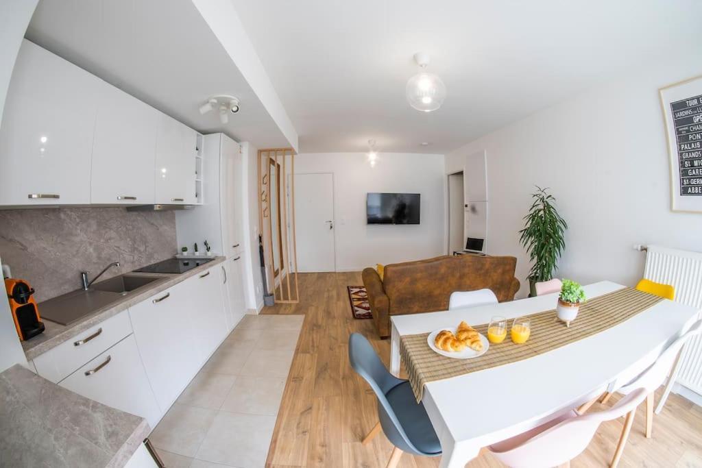Paris & Disneyland - 2min From Train Station - Free Private Parking Apartment *