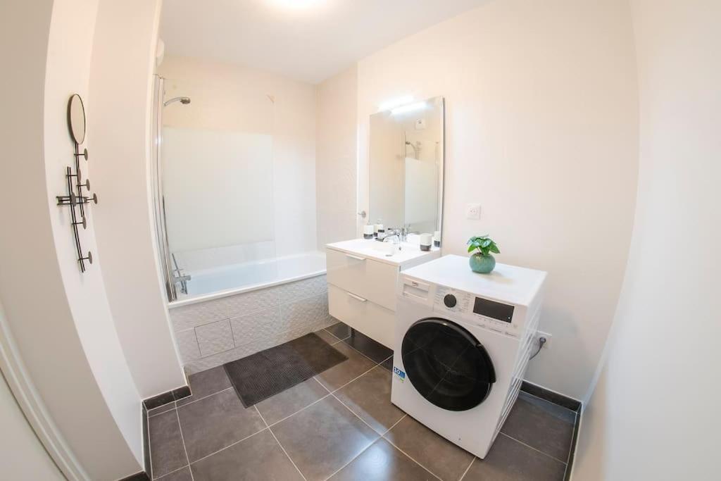 Paris & Disneyland - 2min From Train Station - Free Private Parking Apartment