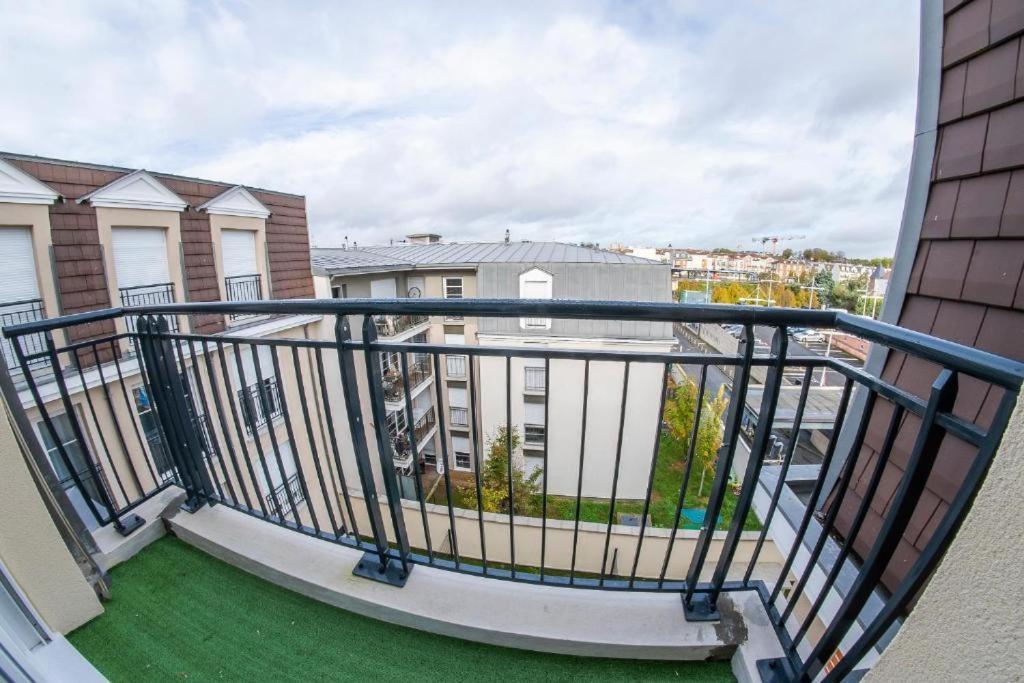 Paris & Disneyland - 2min From Train Station - Free Private Parking